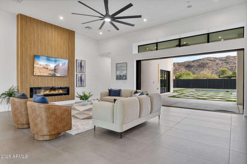 Telescoping Glass Wall Reveals Back