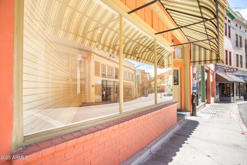 Street view display window