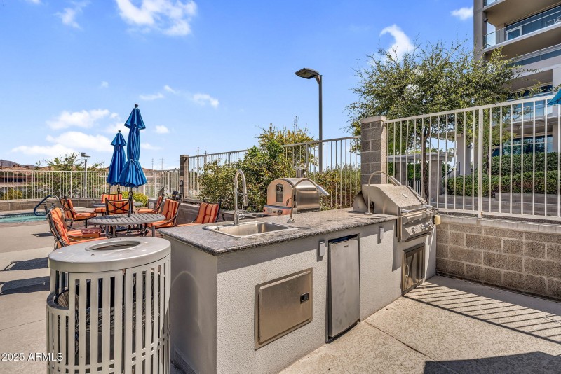BBQ, sink & even a pizza oven!