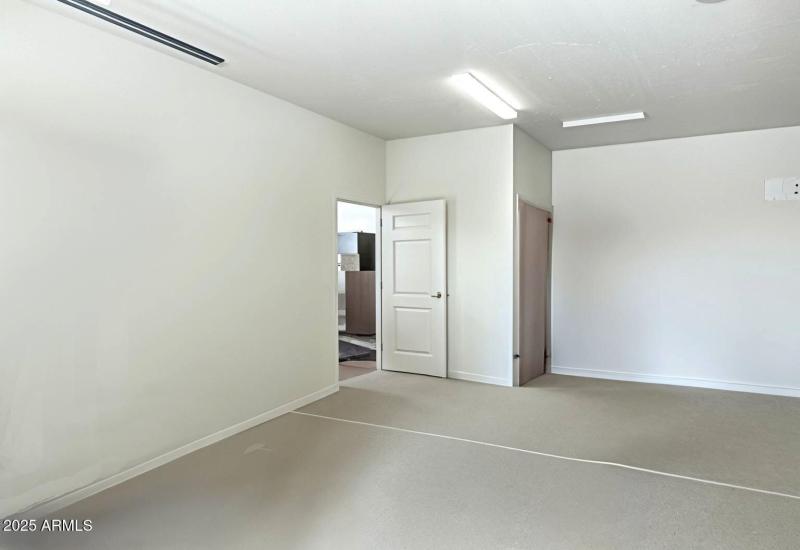 Garage w-Bath & AC
