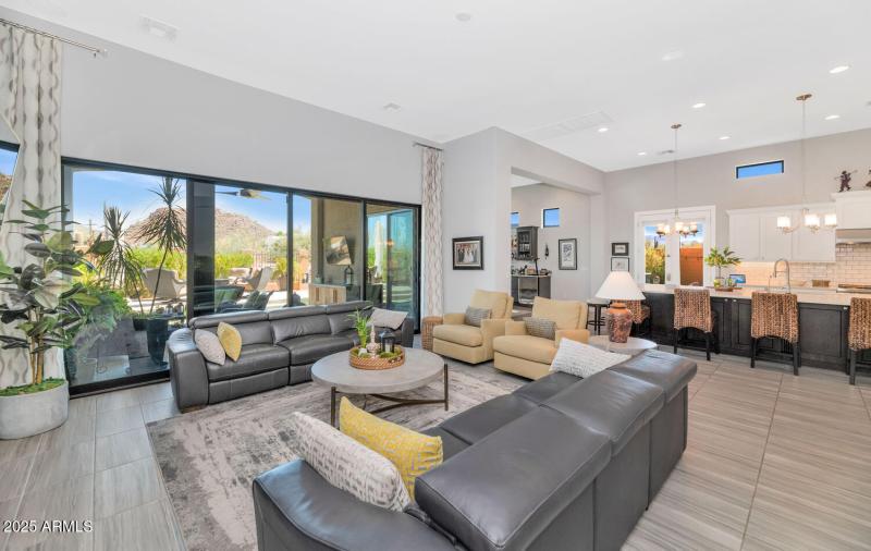 2352 N Estates Cir-large-009-022-2352 N