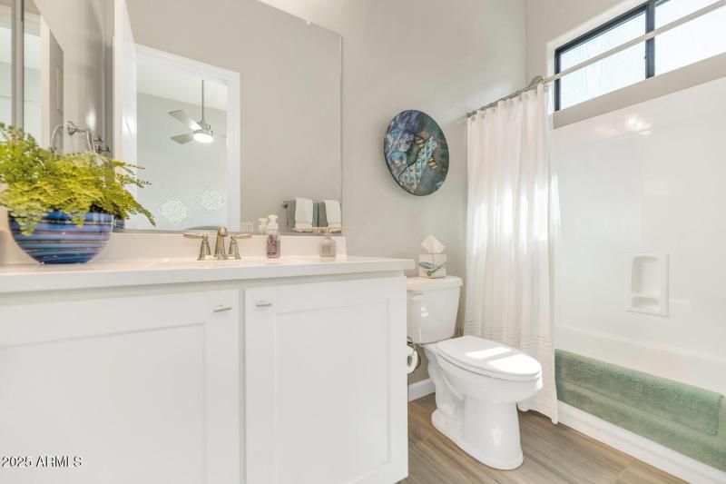 2352 N Estates Cir-large-028-018-2352 N