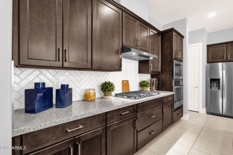 9-web-or-mls-7449-e-via-de-luna-dr