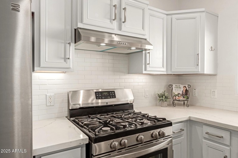 Gas range and quartz counters