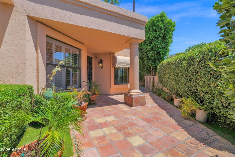 Private Entry Courtyard