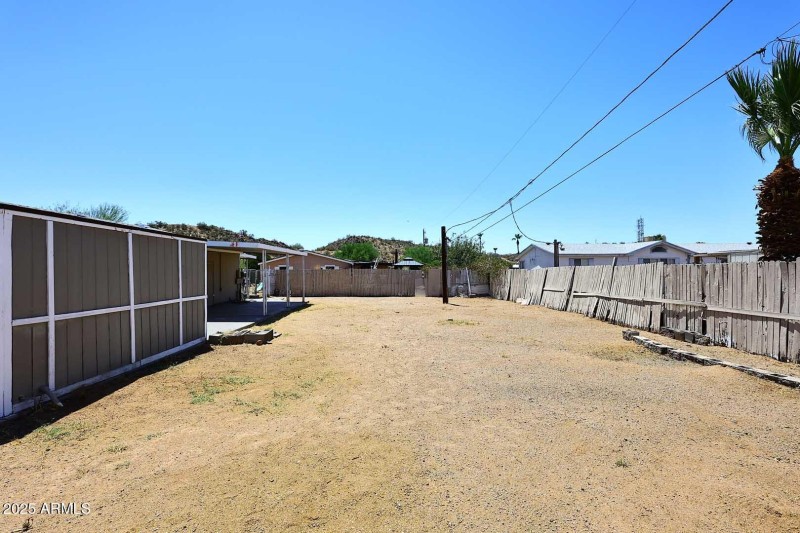 Expansive Blank-Slate Yard