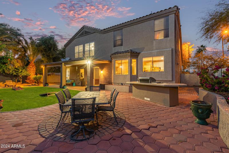 Twlight Backayrd Dining