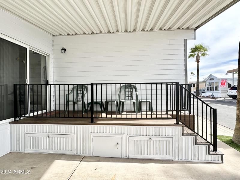 ROOMY OUTDOOR TREX DECK