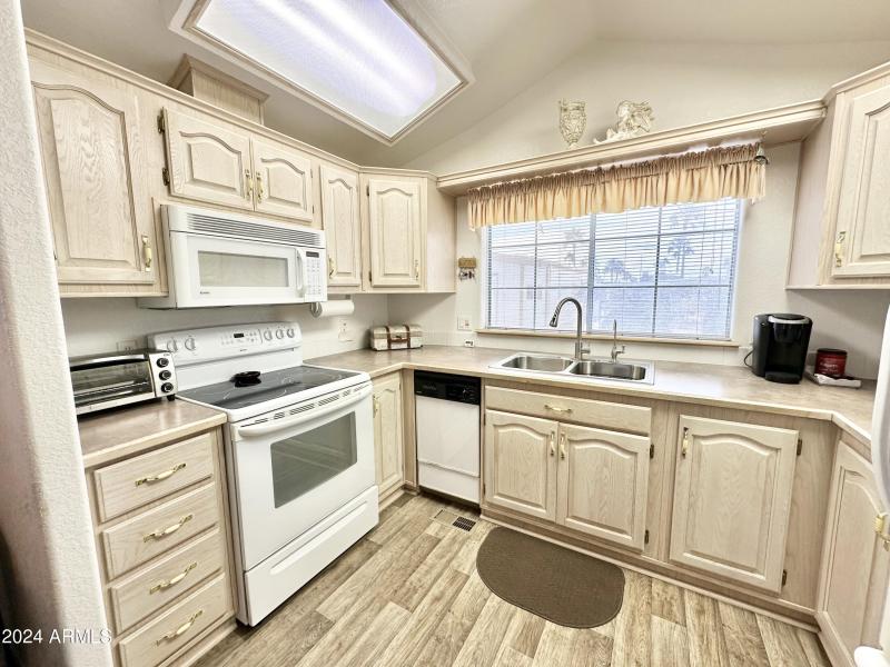 WOW, IMPRESSIVE FRONT KITCHEN