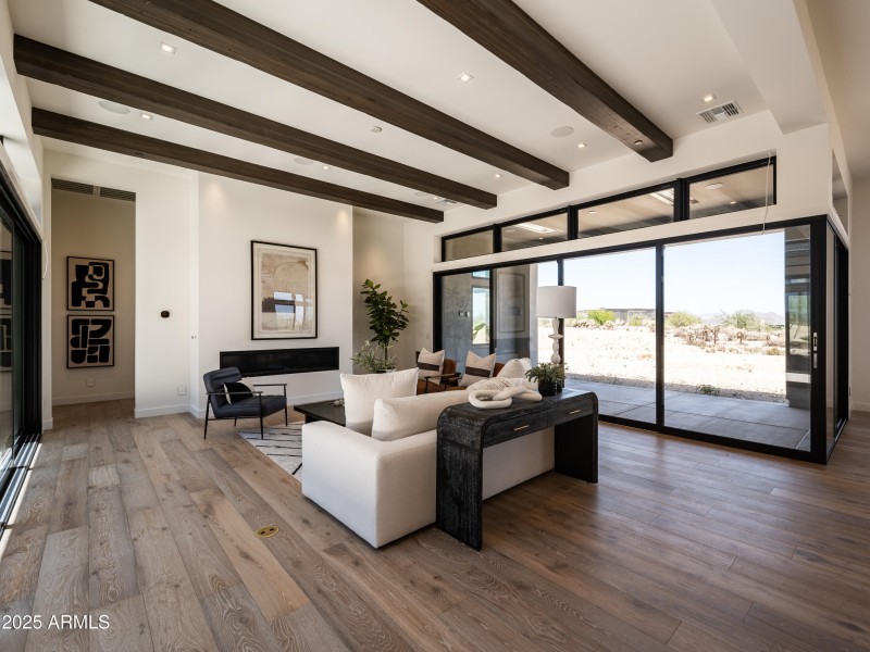 Great Room W Beautiful Beam Work