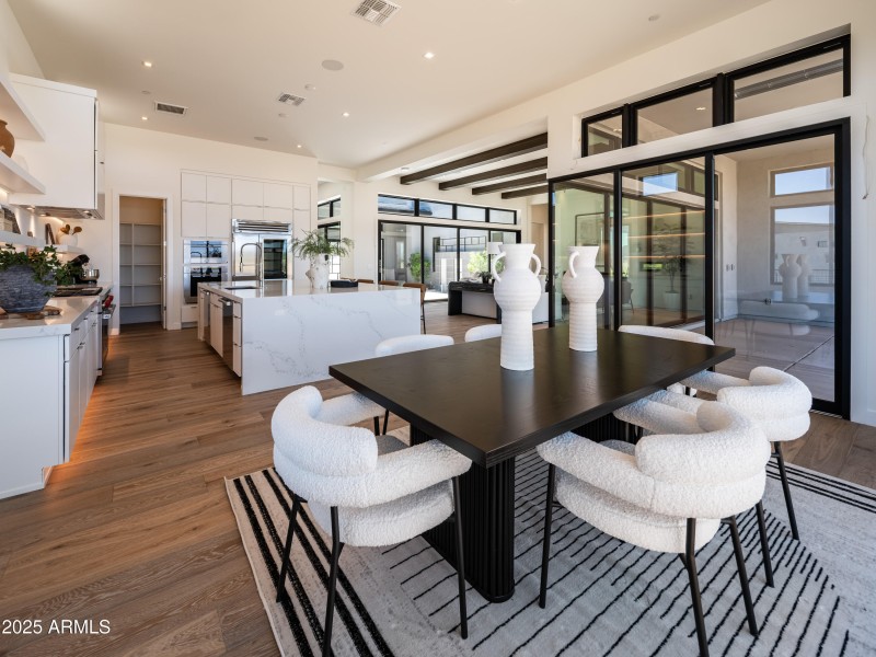 Bright & Cheery Casual Dinning Area