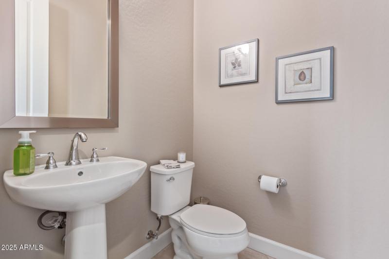 Guests' powder room w/pedestal sink