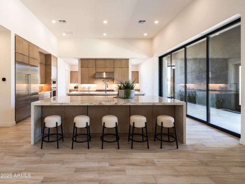 Expansive Island W Seating