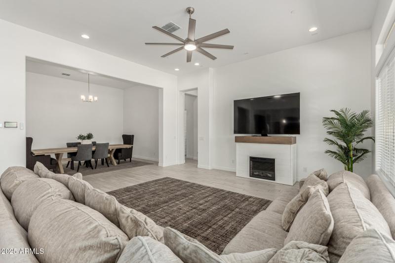 10 - White Feather 3816