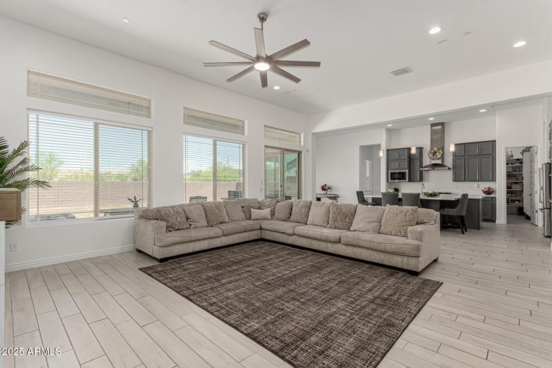 11 - White Feather 3816