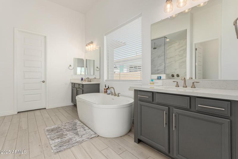 27 - White Feather 3816