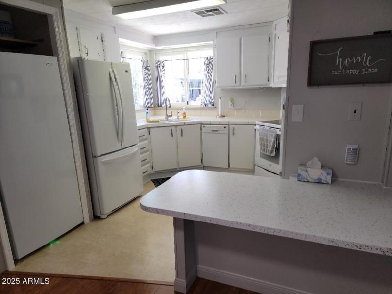 808 breakfast counter space