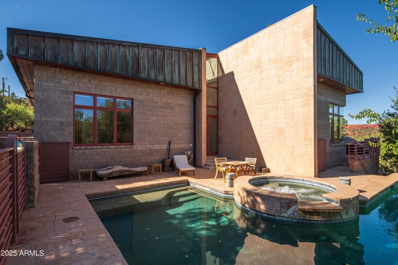 JL_80EWingDr-exteriors-06