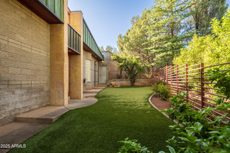 JL_80EWingDr-exteriors-08