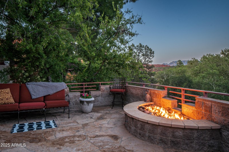 JL_80EWingDr-exteriors-31