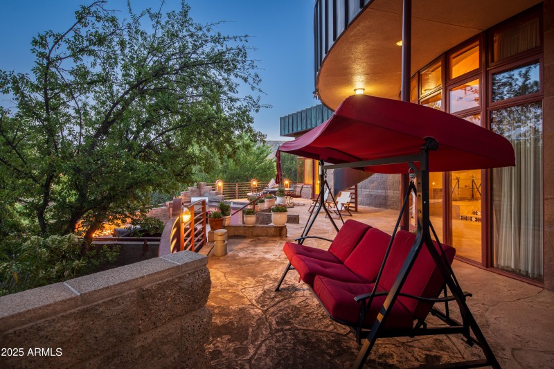 JL_80EWingDr-exteriors-32