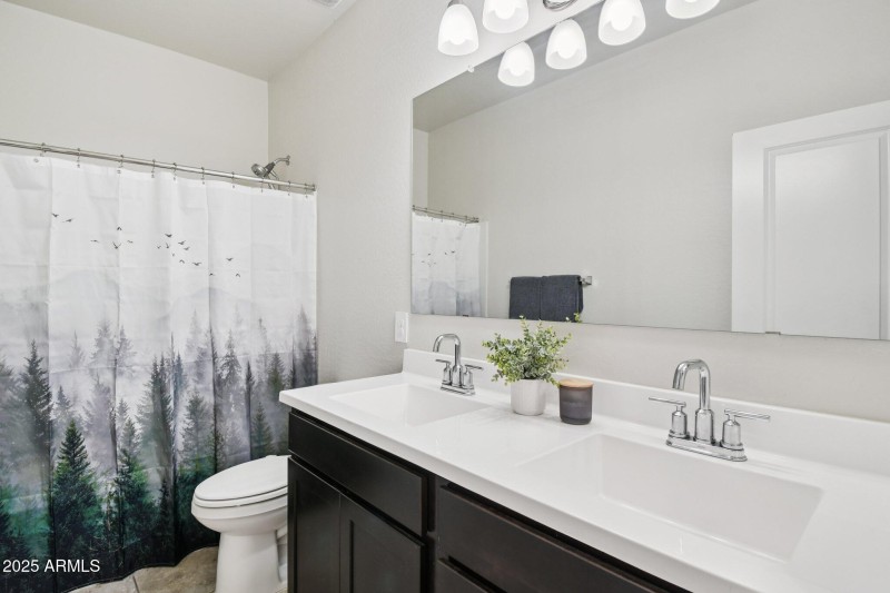 Guest Bath w/marble counter