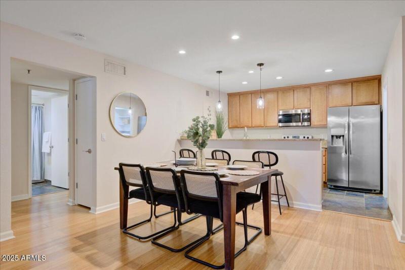 08-Dining To Kitchen