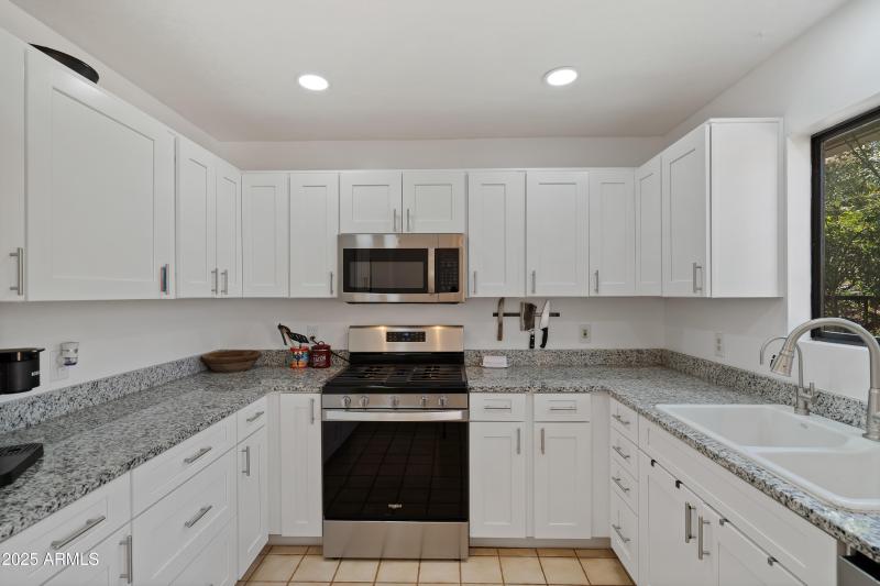 Granite Countertops w/ newer appliances