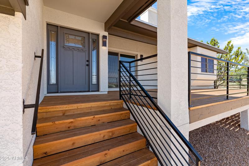 Great front Deck w/ Views