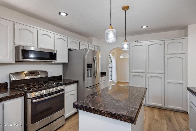 5460KnottinghamLn-WagonWheel-AZ-13