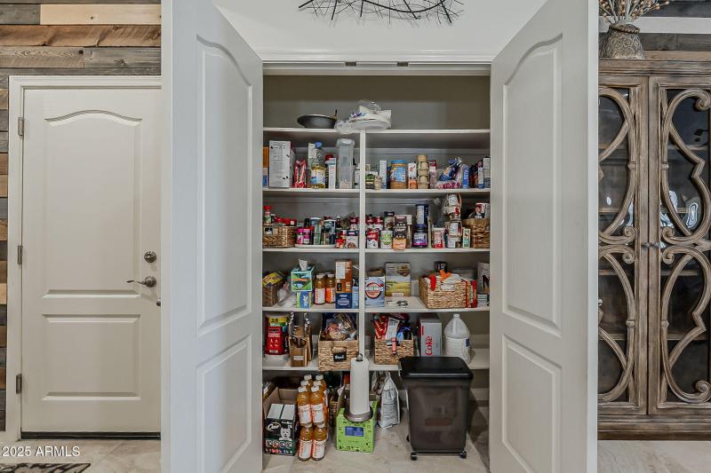 Plenty of pantry space!!