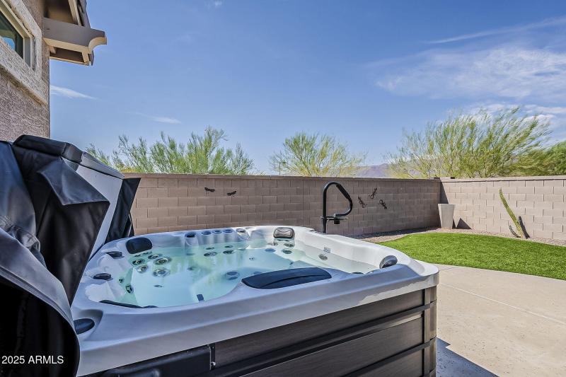 Jacuzzi conveys with the home!
