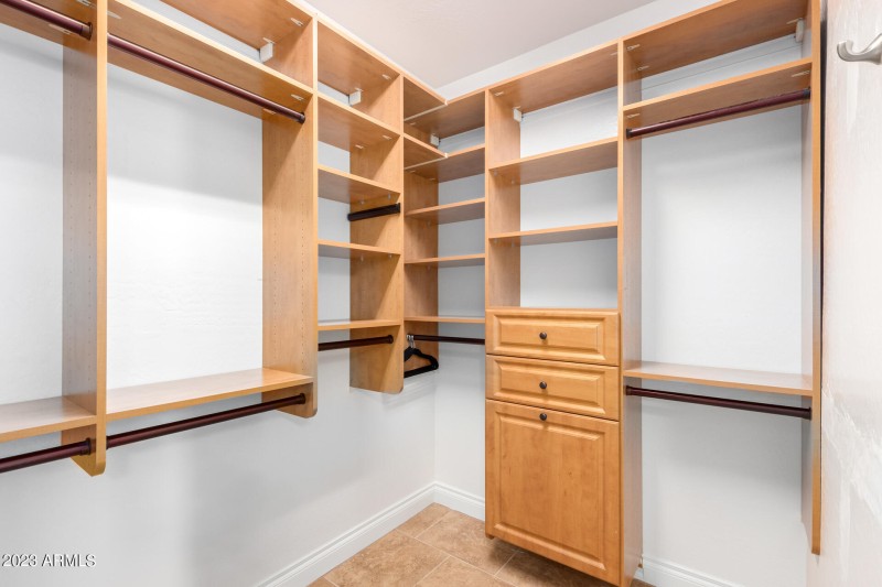 16PrimaryCloset