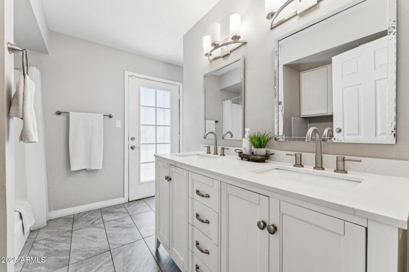 015-primary-bathroom