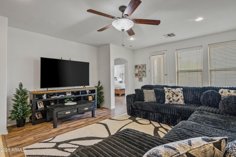 43579 W Sansom Dr-17