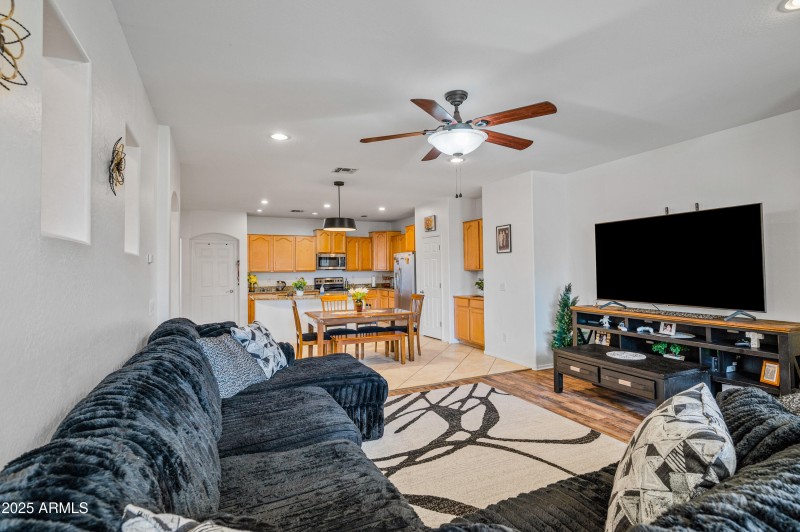 43579 W Sansom Dr-20