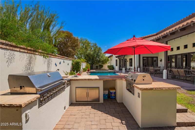 Very nice BBQ Grilling & Outside Kitchen