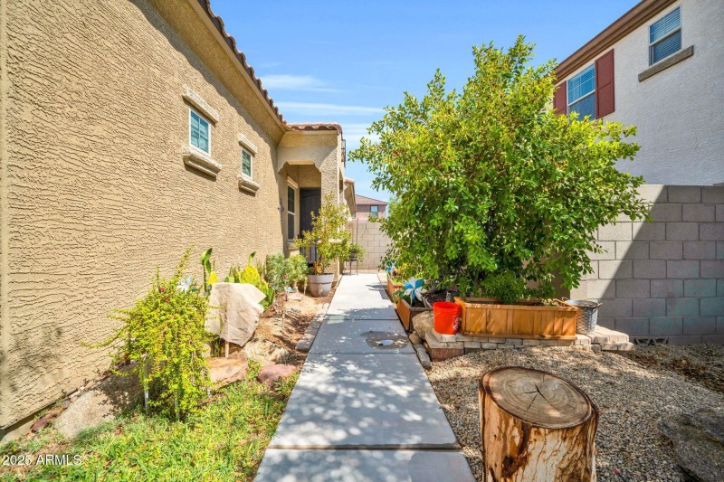 12038 W Davis Ln-4