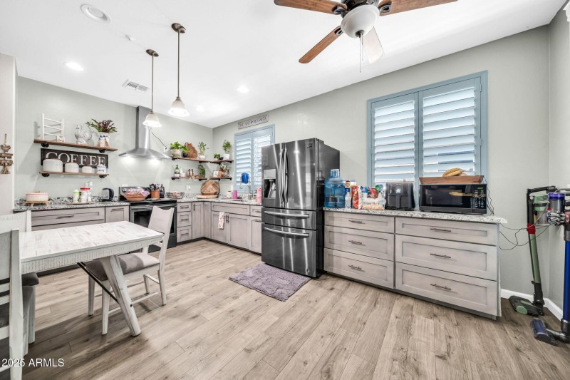 12038 W Davis Ln-15