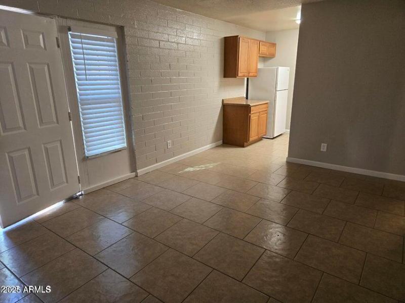 902 #5 LR to kitchen