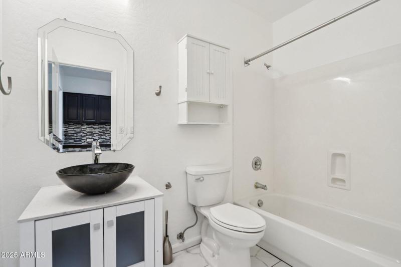 2nd Bathroom (Downstairs)