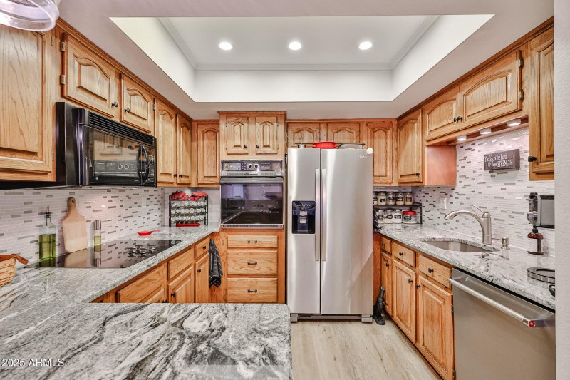 KITCHEN WITH BREAKFAST BAR