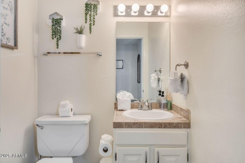 : Bright Guest Powder Bath