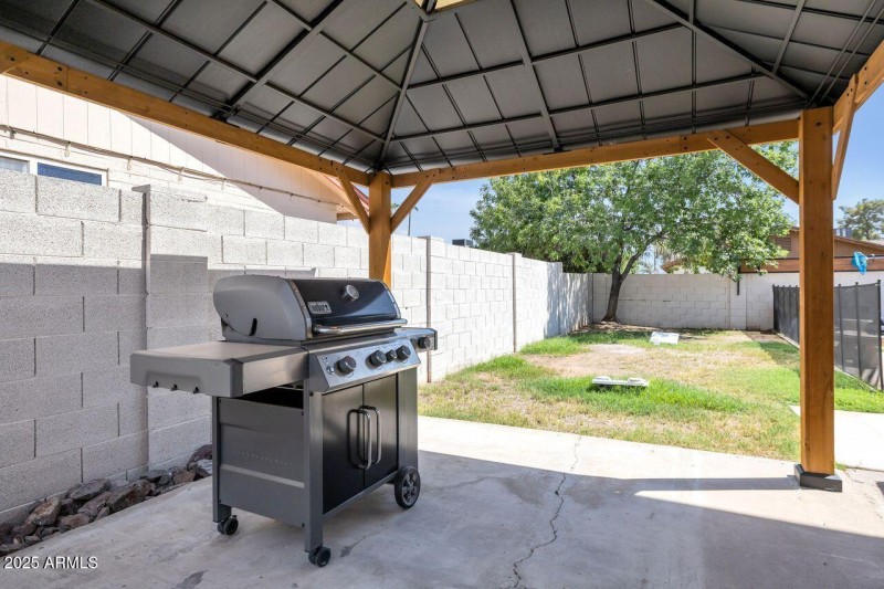 Covered Patio with BBQ Grill