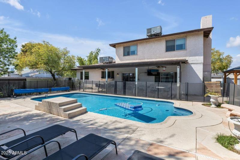 Backyard Poolside Paradise