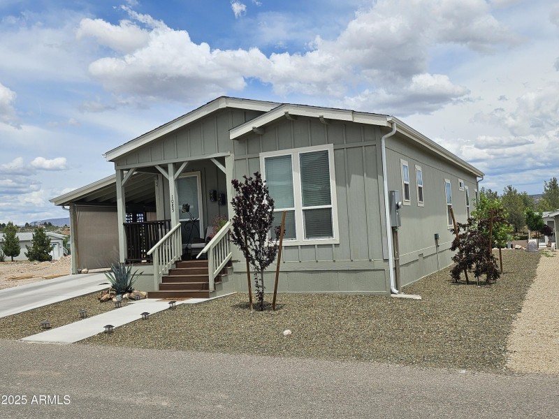 1085 Crenshaw