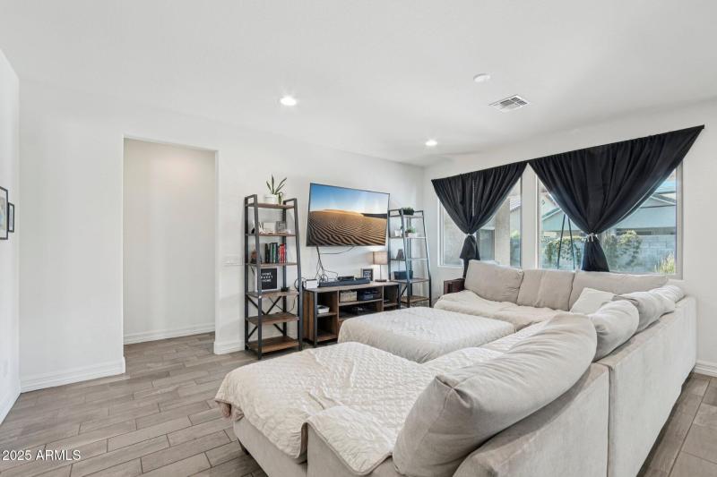 8-web-or-mls-W Luke Ave-S1208-006