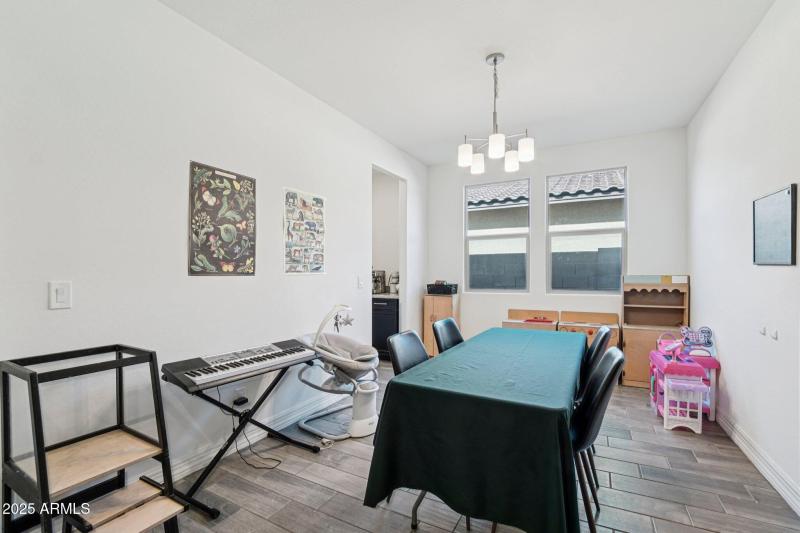 11-web-or-mls-W Luke Ave-S1208-009