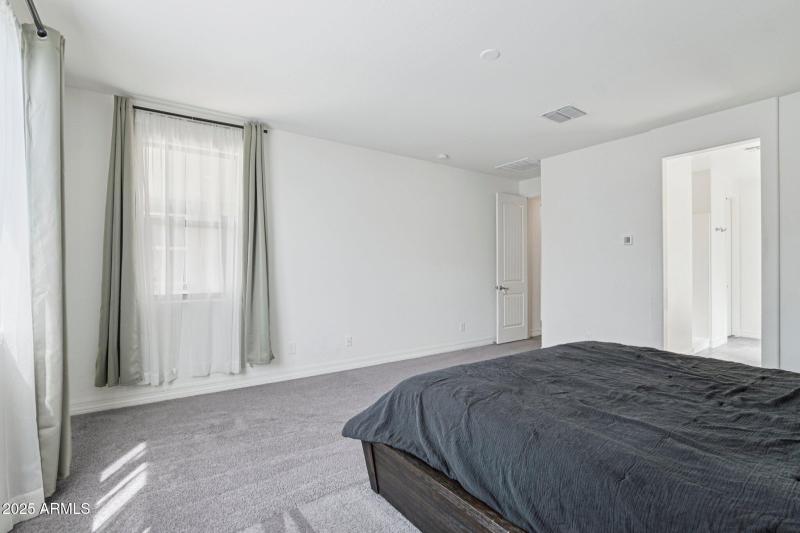 29-web-or-mls-W Luke Ave-S1208-027