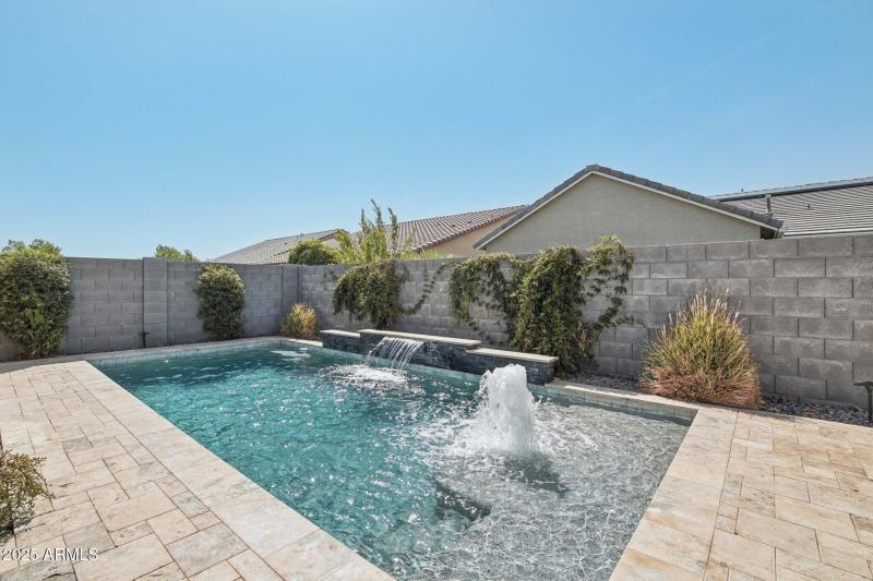 33-web-or-mls-W Luke Ave-S1208-031